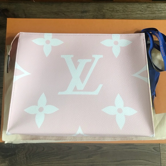 ❌SOLD❌Louis Vuitton Giant Toiletry Pouch - Picture 2 of 8